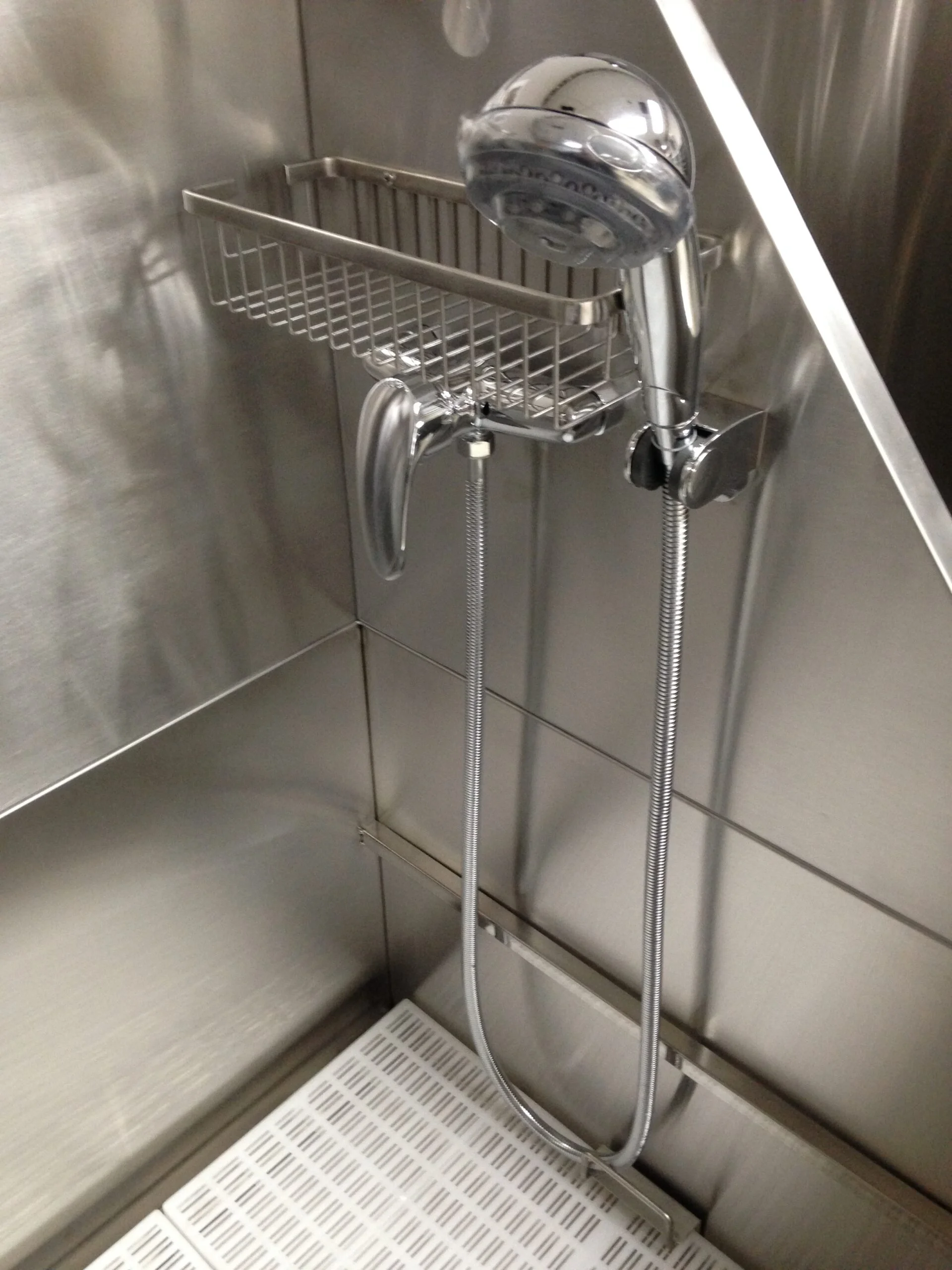 Bain toilettage fixe pour chien et chat. Acier inox, douche et escalier inclus